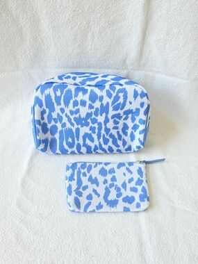 Estee Lauder Cosmetics Travel Makeup Bag Cheetah Print Set